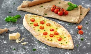 Pizza-Schiffe mit Mozzarella und Tomate