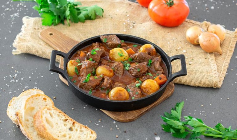 Griechisches Stifado mit Rindfleisch | RESIPIS