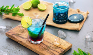 Blauer Mocktail mit Spirulina-Honig