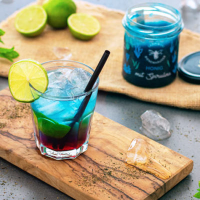 Blauer Mocktail mit Spirulina-Honig