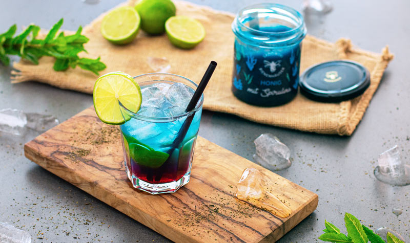 Blauer Mocktail mit Spirulina-Honig