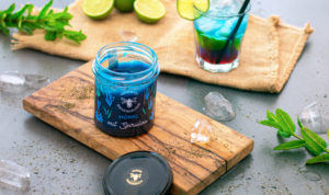 Blauer Mocktail mit Spirulina-Honig