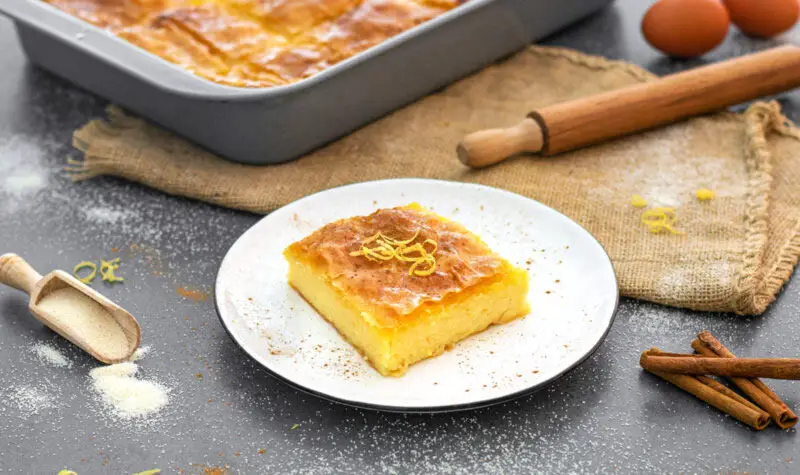 Griechisches Galaktoboureko (Grießkuchen mit Filoteig)