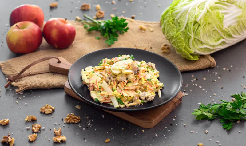 Chinakohlsalat mit Apfel und Walnüssen