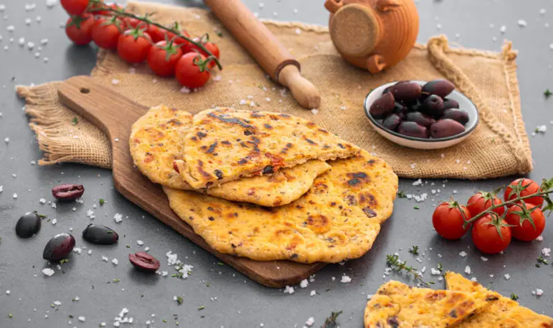 Griechisches Pitabrot mit Oliven und Tomaten