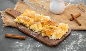 Griechische Bougatsa (Grießpudding in Filoteig)
