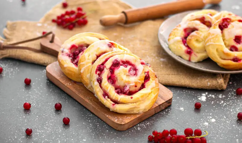 Fluffige und saftige Johannisbeer-Pudding-Schnecken