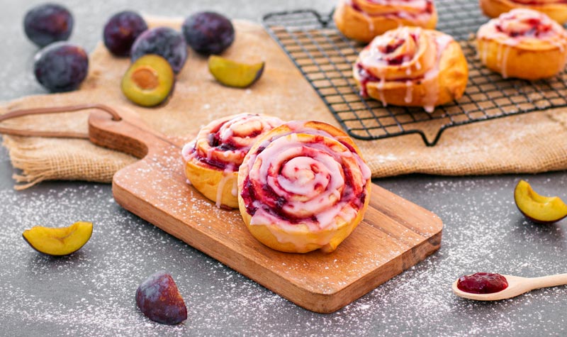 Luftige Hefeschnecken mit Zwetschgenmarmelade | RESIPIS