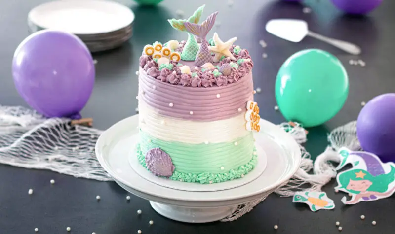 Torte mit Bananen-Füllung und Farbverlauf