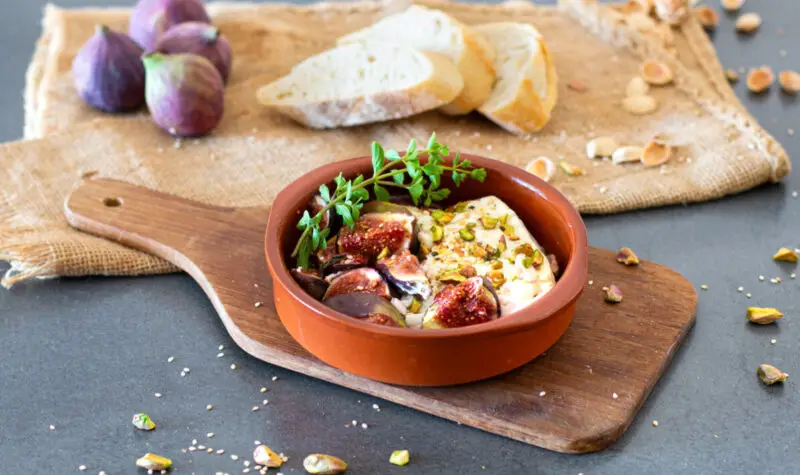 Gebackener Feta mit Feigen, Nüssen und Honig