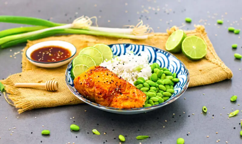 Teriyaki-Lachs mit Edamame und Reis