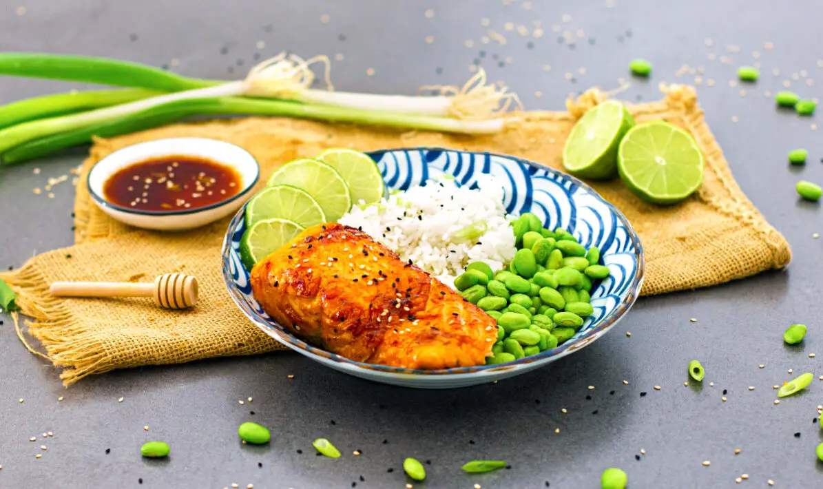 Teriyaki-Lachs mit Edamame und Reis